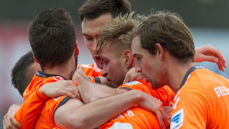 Florian Trinks jubelt mit Mannschaftskollegen über sein Tor zum 1:3. 