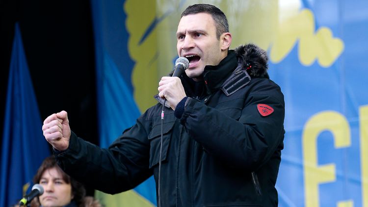 "Wir wollen nicht von dem Schlagstock eines Polizisten stumm gehalten werden", rief Klitschko.