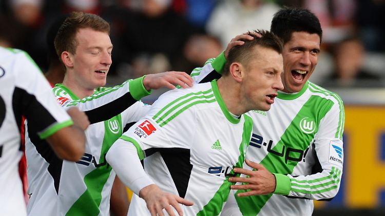Ivica Olic von Wolfsburg bejubelt das 2:0 mit Slobodan Medojevic und Maximilian Arnold.