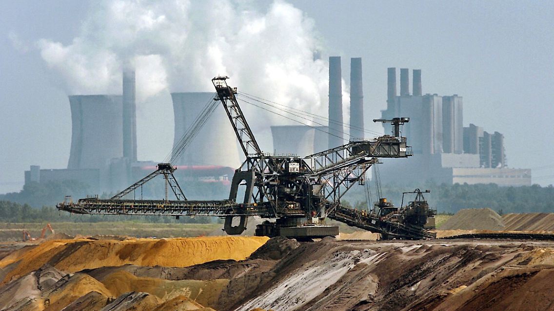Betreiber werden nicht müde, für angeblich saubere Kohlekraftwerke zu werben: RWE-Kraftwerk Niederaußern und Braunkohle-Tagebau Garzweiler.