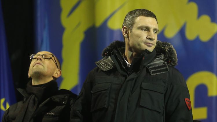 Vitali Klitschko (r.) und Arseni Jazenjuk gehören zu den Wortführern der Proteste. Ob die Justiz auch gegen sie ermittelt, ist unklar.