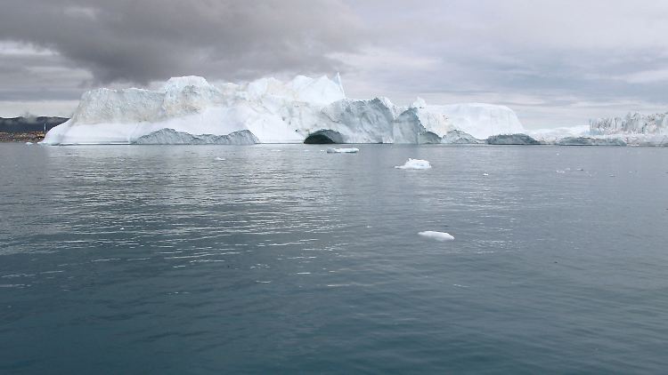 Eisberge im Eisfjord von Ilulissat auf Grönland: Dürren, Hochwasser und andere extreme Sommer-Wetterereignisse in den mittleren Breiten gehen womöglich auf den anhaltenden Verlust von Schnee und Eis in der Arktis zurück.