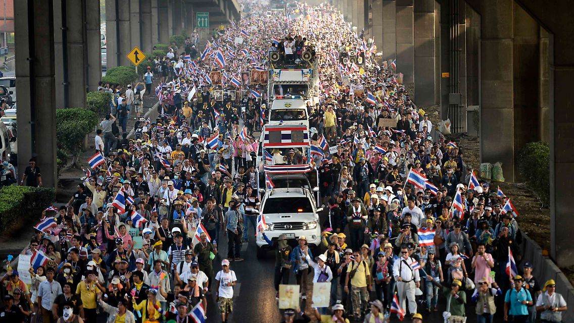 2013-12-09T050650Z_1658314800_GM1E9C910DC01_RTRMADP_3_THAILAND-PROTEST.JPG8167478067909396651.jpg