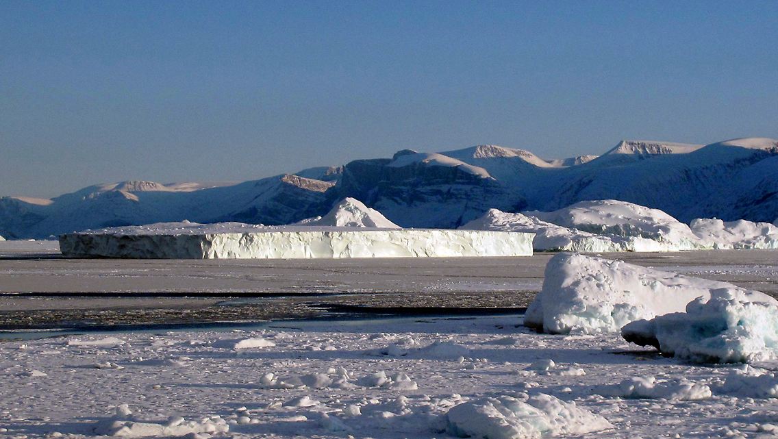 Das Eis der Arktis schmilzt.
