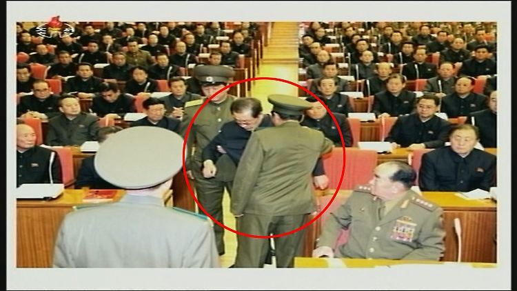 Das nordkoreanische Fernsehen zeigt Bilder, wie Kims Onkel während einer Sitzung des Politbüros abgeführt wird.