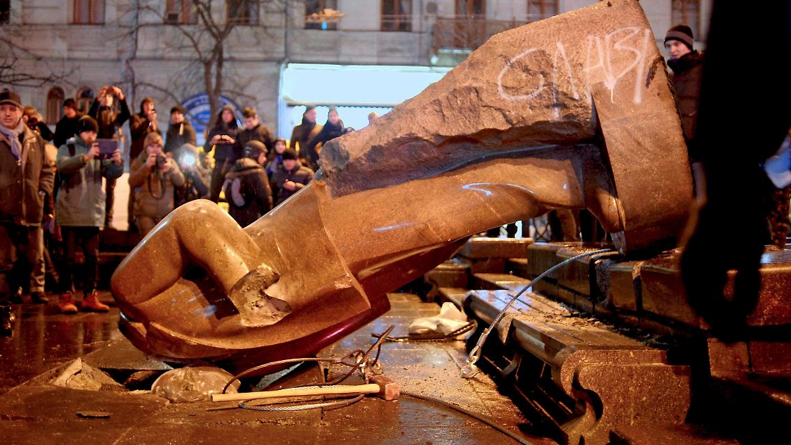 2013-12-08T185652Z_1729400643_LR1E9C81GMHQR_RTRMADP_3_UKRAINE-LENIN.JPG2135181067662207331.jpg