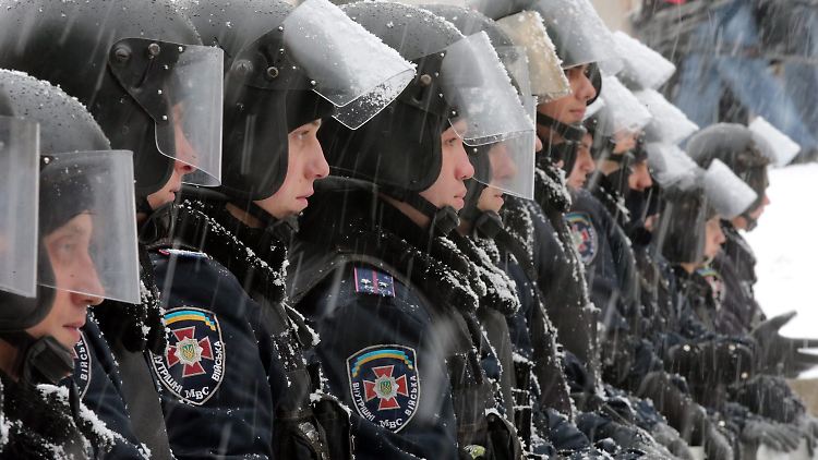 Boxer Klitschko begreift das Aufmarschieren der Sondereinsatzkräfte als Provokation - und ruft seine Leute auf, nicht zu weichen.