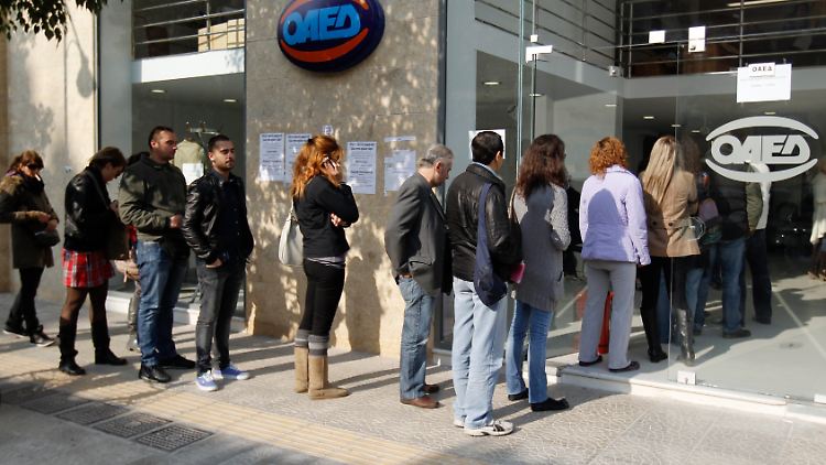Trübe Aussichten: In Athen warten Jobsuchende vor einem Arbeitsamt.  