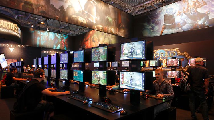 Auf der Messe "Gamescom" in Köln spielen Besucher "World of Warcraft".