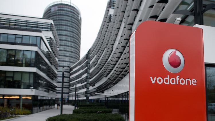 Das Vodafone-Firmenlogo in Düsseldorf (Nordrhein-Westfalen) vor dem Vodafone-Campus.
