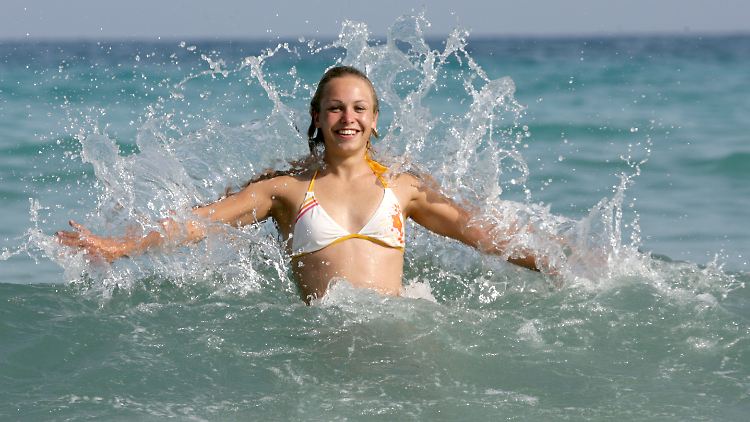 Auch Magdalena Neuner springt ab und zu in die Wellen am Esquinzo Playa auf Fuerteventura.