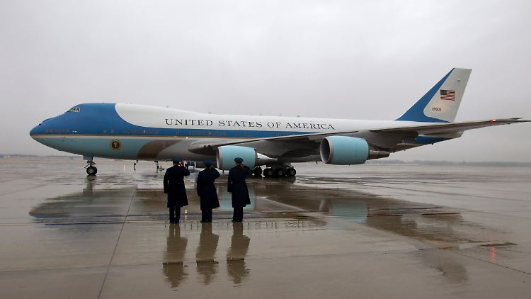 Die Air Force One landete auf dem regennassen Rollfeld der Andrews Air Force Base One nahe Pretoria.
