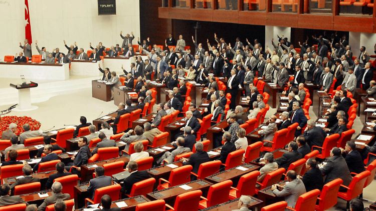 Während einer türkischen Parlamentssitzung kommt es zwischen den Politikern zweier Parteien zu einer Schlägerei.