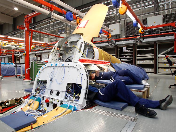 Hochspezialisierte Experten bei der Arbeit: In Manching bei Ingolstadt entsteht das Rumpfsegment eines Eurofighters.
