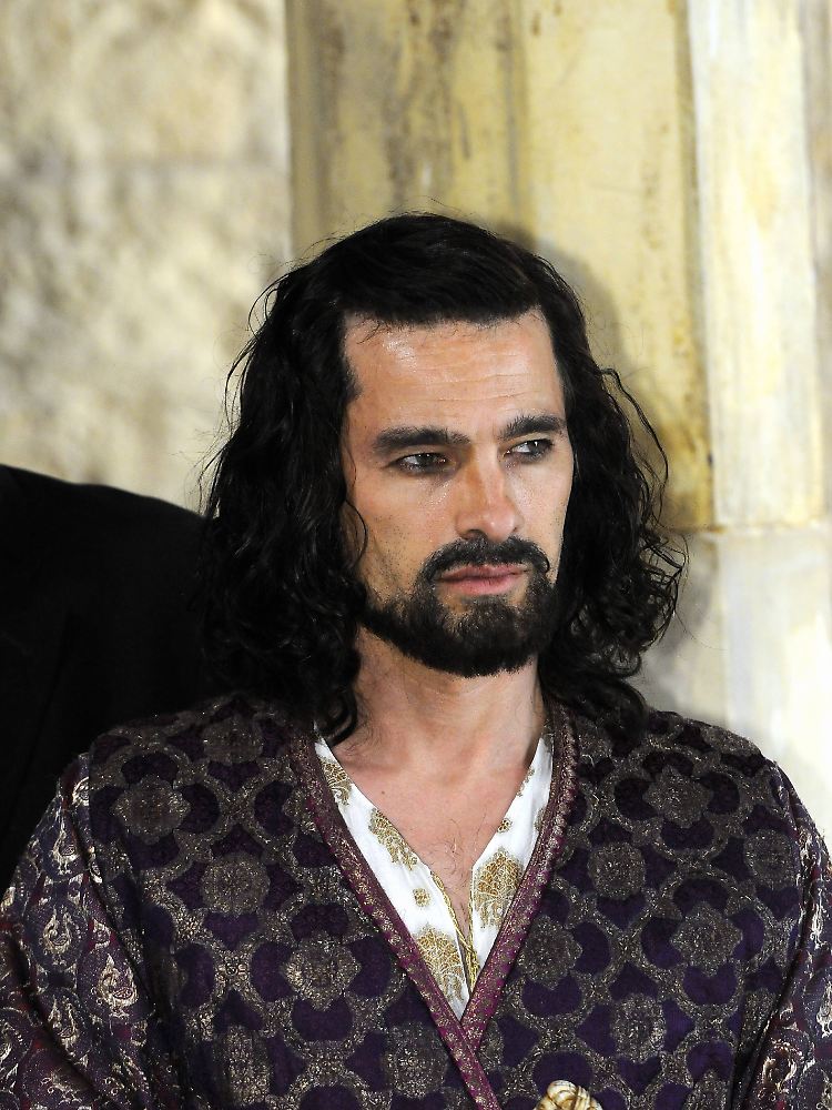 ... Olivier Martinez als gefühlloser, aber doch einsamer und ein wenig verrückter Schah Ala ad-Daula ...