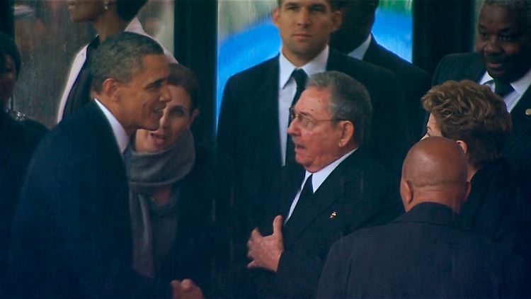 Dieses Foto wird Geschichte machen: Obama reicht Castro die Hand. Die USA und Kuba sind seit 50 Jahren verfeindet.