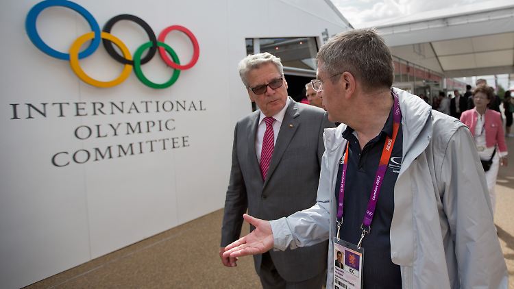 Wiederholung ausgeschlossen: Bundespräsident Gauck 2012 mit dem damaligen DOSB-Präsidenten Bach im Olympischen Dorf von London.