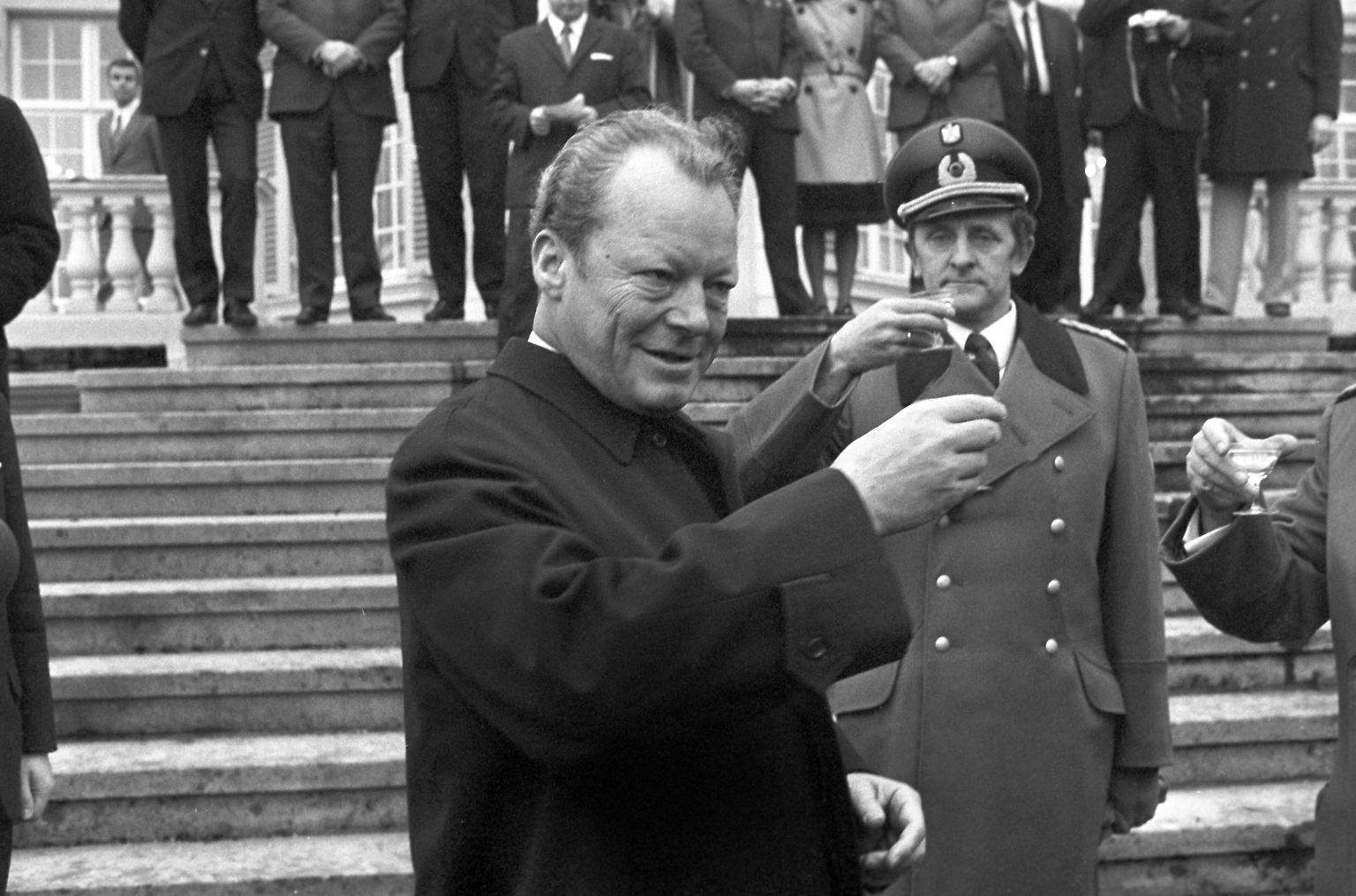 Nach den drei CDU-Kanzlern Konrad Adenauer, Ludwig Erhard und Kurt Georg Kiesinger bringt Willy Brandt 1969 frischen Wind in das Bonner Palais Schaumburg, dem Sitz des Kanzleramts. Er wird von einem großen Teil der Deutschen nicht nur respektiert, sondern auch verehrt. Der politische Gegner jedoch attackiert Brandt mitunter heftig.