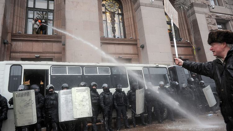 Demonstranten spritzten Wasser aus dem Rathaus auf Polizisten. Im eiskalten Kiew gefror es sofort.