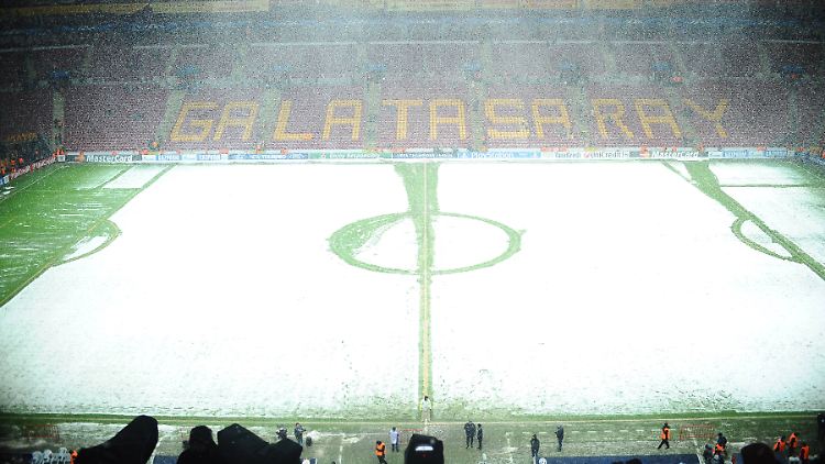Nach dem Schnee- und Hagelschauer war der Platz in Istanbul unbespielbar.