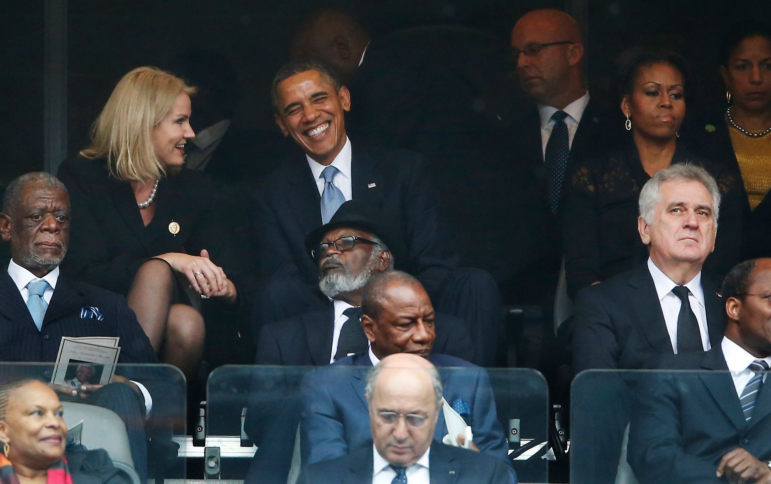 Dieses Bild ging um die Welt: US-Präsident Barack Obama beim angeregten Plausch am Rande der Trauerfeier für Nelson Mandela.