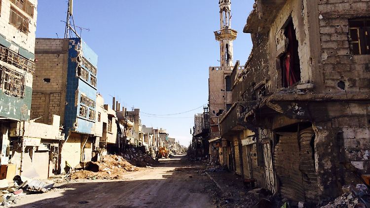 Straße in der lange umkämpften Ortschaft Sbeineh südlich von Damaskus mit zerstörter Moschee.