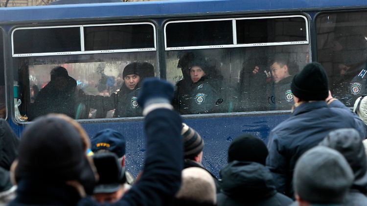 Nachdem sie ausgerückt waren, ziehen sich die Polizisten überraschend schnell vom Ort des Geschehen zurück.