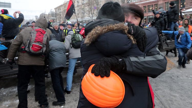 Die Demonstranten feiern bereits ihren Sieg über die europakritische Politik der Regierung Janukowitsch.