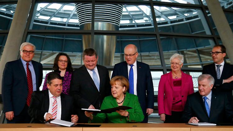 Bei der Unterzeichnung des Koalitionsvertrages durch Sigmar Gabriel und Angela Merkel.