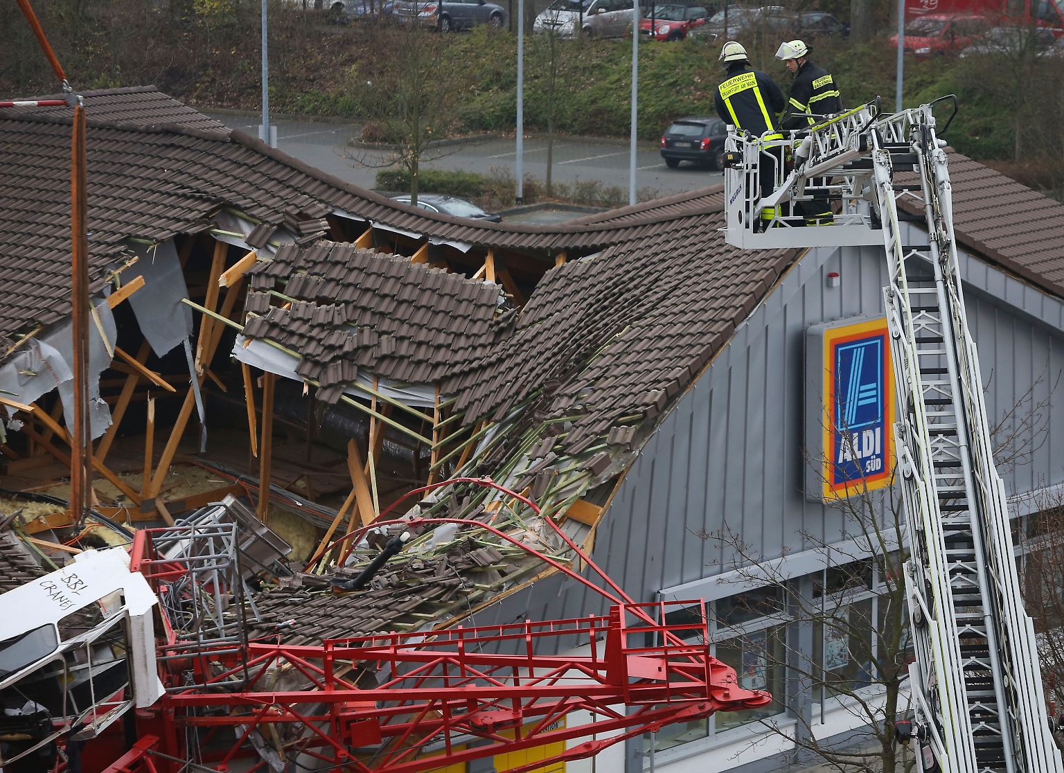 Um 11.30 Uhr werden Kunden und Mitarbeiter überrascht. Plötzlich stürzt das Dach des Supermarkts herab.