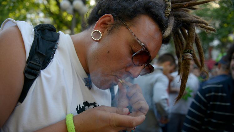 In Uruguay feiern Legalisierungsbefürworter den Parlamentsbeschluss auf ihre eigene Art.