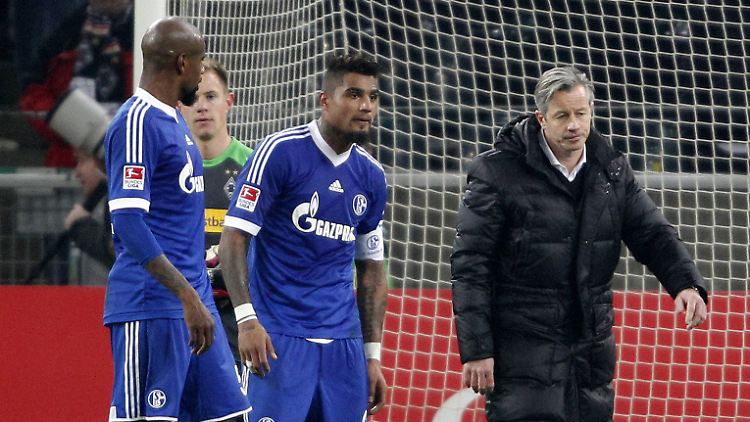 Schalke-Coach Jens Keller nach der Niederlage in Gladbach. Der Frust über die Leistungsschwankungen des Teams hat sich aufs Schalker Gemüt gelegt.