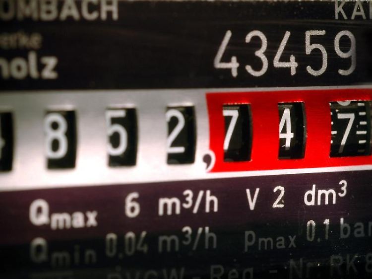 Viele Versorger erhöhen immer wieder ihre Preise für Strom. Kunden sollten die Zahlung nicht einfach einstellen. Sonst riskieren sie eine Stromsperre.