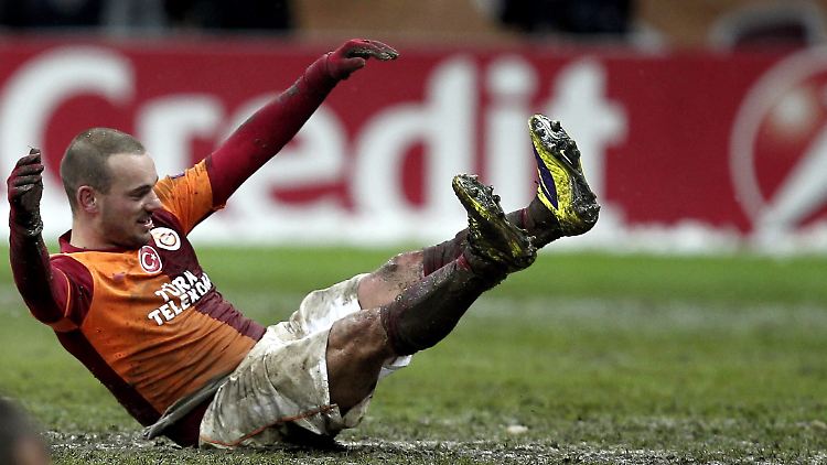 Matschwinner: Wesley Sneijder feiert im Dreck sein goldenes Tor.