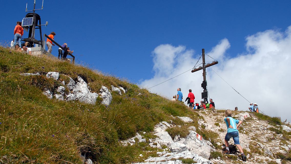 Fast am Ziel: Der 2142 Meter hohe Hochobir lässt sich auch zusammen mit Kindern gut erklimmen.