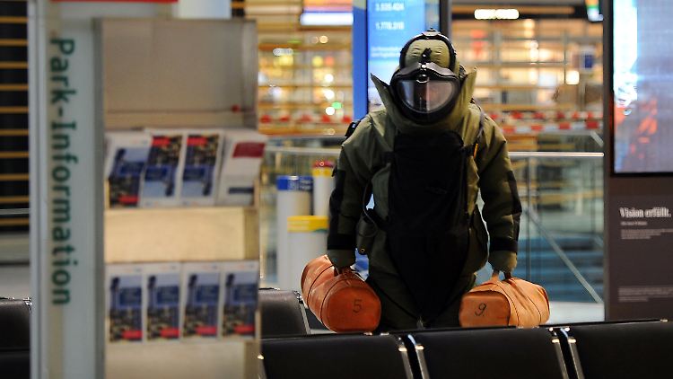 Am 24. September wurde auf dem Düsseldorfer Flughafen der Notstand ausgerufen: Statt einer Bombe fanden die Ermittler aber nur Mehl und Zimt.