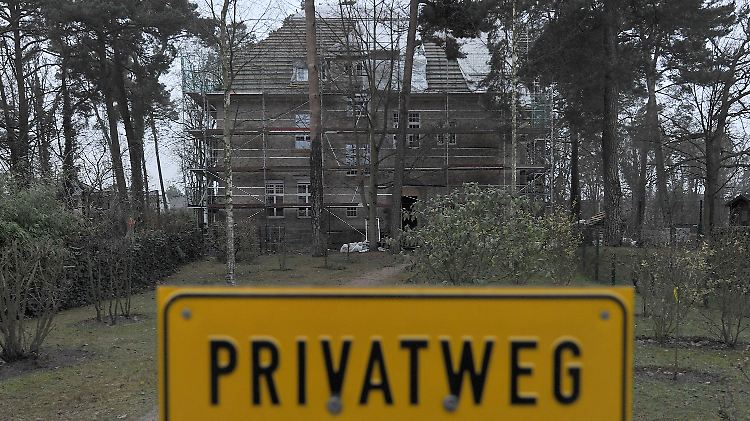 Da haben auch die Schilder nichts geholfen: Bushidos angekokelte Villa in Kleinmachnow