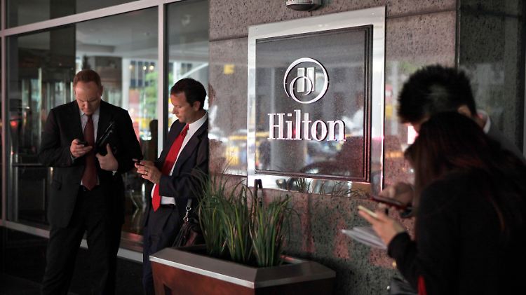 Gäste vor dem Hilton Hotel auf der Sixth Avenue in New York.