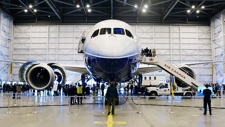 Das rote Ahornblatt wechselt zu Boeing: Hier steht eine 787 noch als Vorführmaschine am Drehkreuz Toronto.