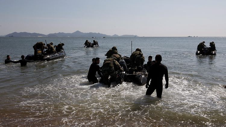 Südkoreanischze Soldaten üben an der Küste.