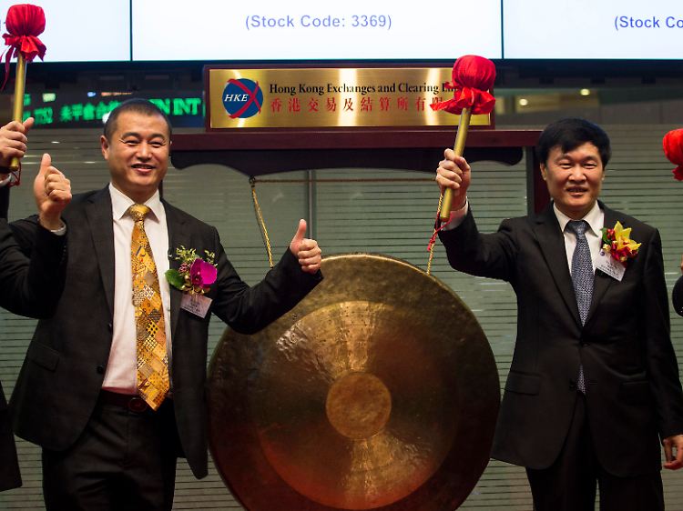Symbolgong statt Glocke: Mit großem Hallo beginnt in China das Zeitalter der an der Börse verteilten Kreditrisiken.