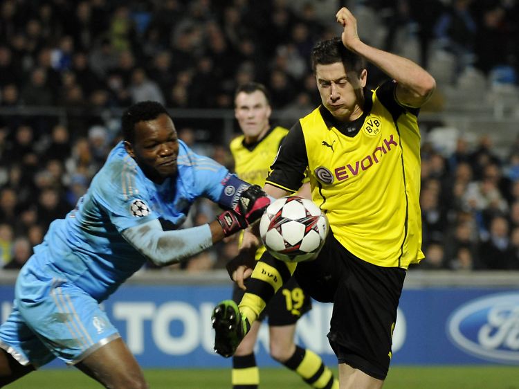 Das angebliche Stürmerfoul von Robert Lewandowski gegen OM-Keeper Mandanda war eine von vielen skurrilen Entscheidungen in Marseille.