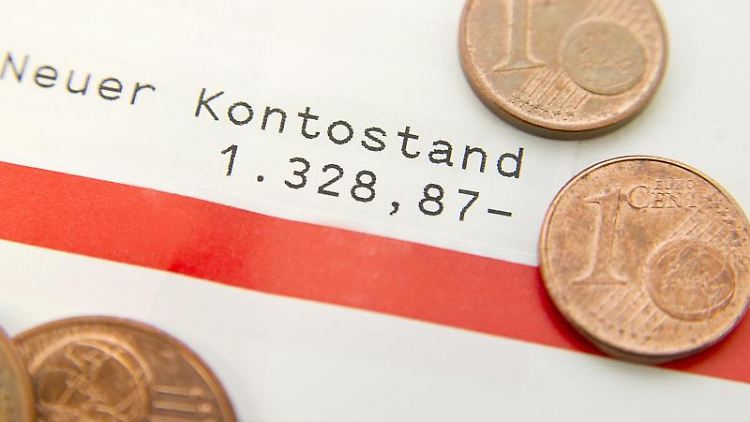Tief in den roten Zahlen - das kann wegen der Überziehungszinsen schnell teuer werden. Schulden über den Dispo hinaus werden oft toleriert, kosten aber hohe Zinsen.