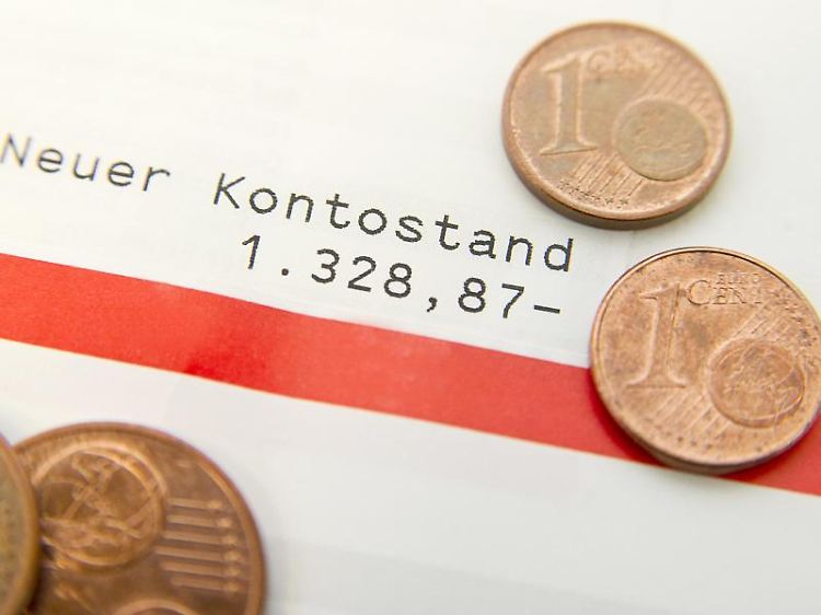 Tief in den roten Zahlen - das kann wegen der Überziehungszinsen schnell teuer werden. Schulden über den Dispo hinaus werden oft toleriert, kosten aber hohe Zinsen.