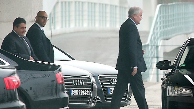 Gabriel und Seehofer bei der Ankunft im Kanzleramt.