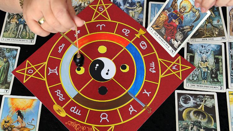 Pendel und Tarotkarten gehören für viele Auguren zur Grundausstattung - oft würde jedoch auch eine Münze reichen. 