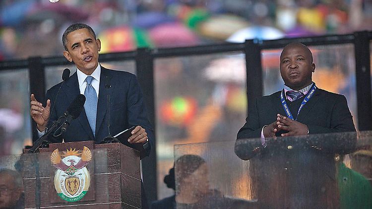 Ist der Mann neben Präsident Obama ein Hochstapler oder ein verwirrter Mann, der an Schizophrenie leidet?