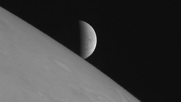 Der Eismond Europa geht hinter dem Jupiter auf.