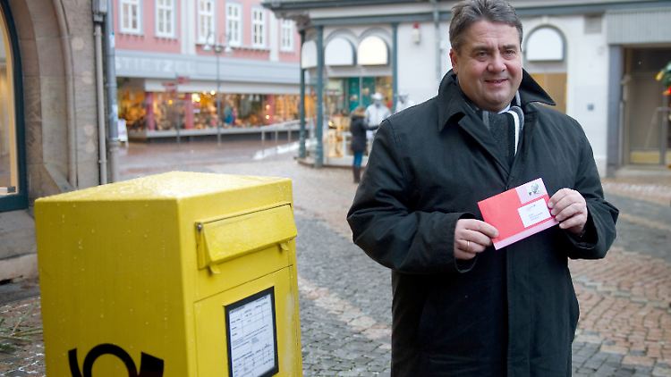 Auf Initiative von Parteichef Gabriel dürfen die knapp 475.000 SPD-Mitglieder in diesen Tagen über den Eintritt in die Große Koalition abstimmen.