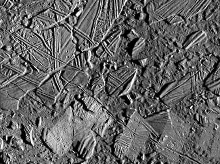 Das Eis auf Europa ist an vielen Stellen zerklüftet und aufgeworfen - für Wissenschaftler ein Hinweis darauf, dass sich darunter ein Ozean befindet.